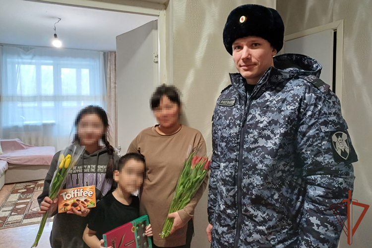 Росгвардейцы в Сибири поздравили с Праздником весны жен находящихся в служебной командировке коллег и матерей погибших товарищей