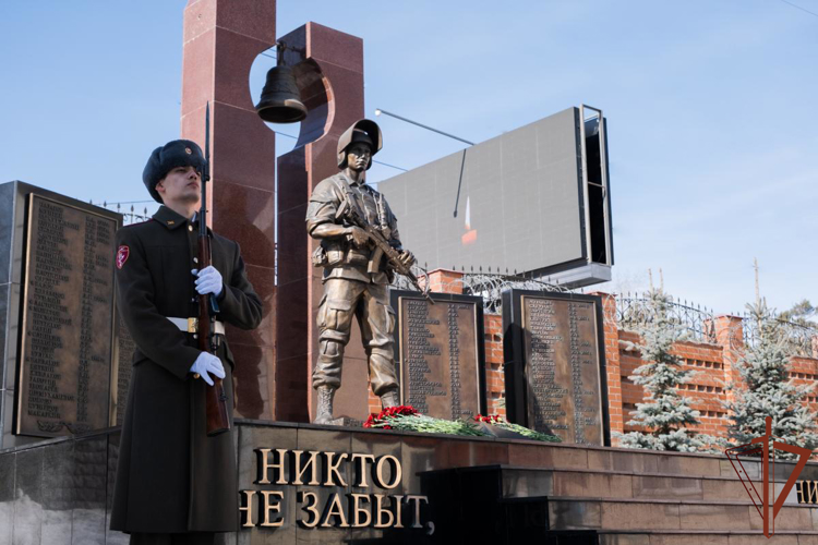 Командующий Уральским округом Росгвардии встретился с семьями погибших при выполнении воинского и служебного долга военнослужащих и сотрудников