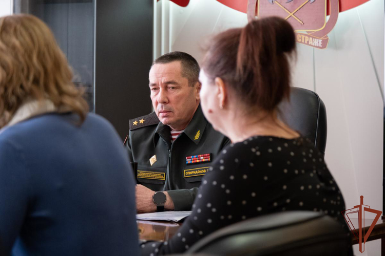 Командующий Уральским округом Росгвардии встретился с семьями погибших при выполнении воинского и служебного долга военнослужащих и сотрудников
