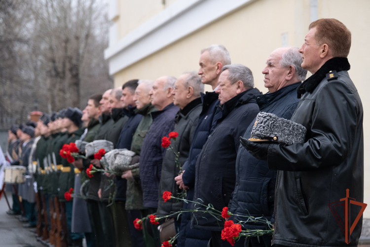 Командующий Уральским округом Росгвардии возложил цветы к мемориалу воинам правопорядка