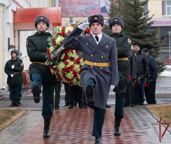 Командующий Уральским округом Росгвардии возложил цветы к мемориалу воинам правопорядка