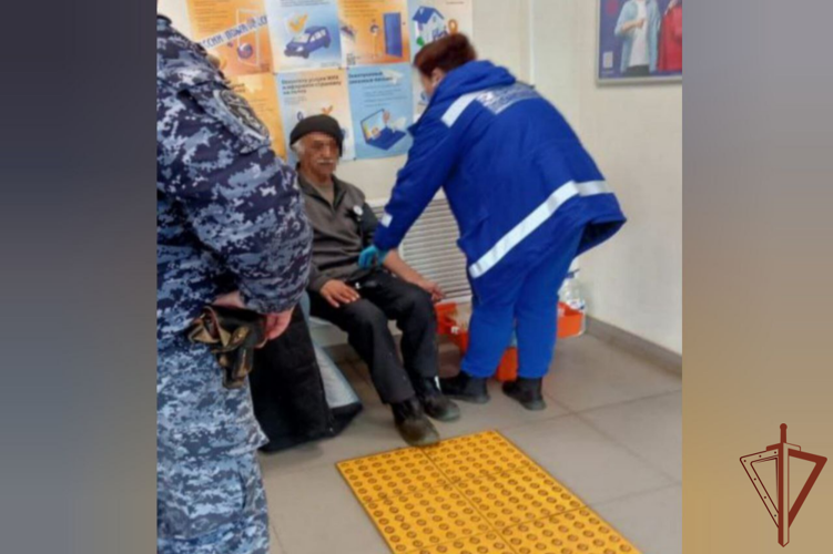 Росгвардейцы помогли почувствовавшему себя плохо пожилому мужчине в Подмосковье