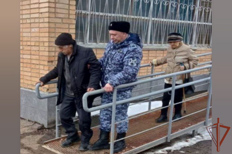 Росгвардейцы помогли почувствовавшему себя плохо пожилому мужчине в Подмосковье