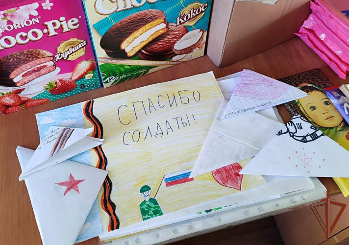 Кировские школьники передали посылки росгвардейцам – участникам  СВО 