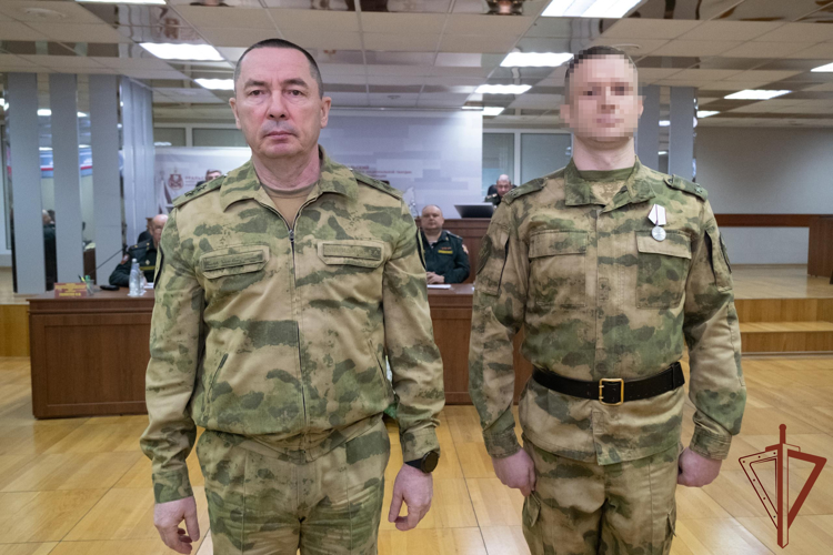 Командующий Уральским округом Росгвардии вручил военнослужащим государственные и ведомственные награды