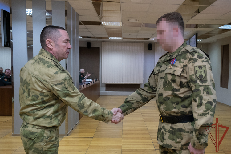 Командующий Уральским округом Росгвардии вручил военнослужащим государственные и ведомственные награды