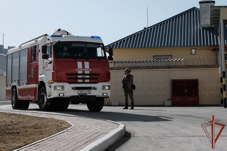 Росгвардия провела с МЧС совместную тренировку действий при пожаре в Екатеринбурге