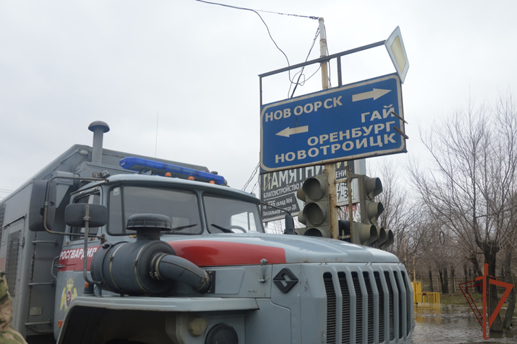 Росгвардейцы патрулируют затопленные территории Орска и оказывают помощь пострадавшим гражданам (видео)