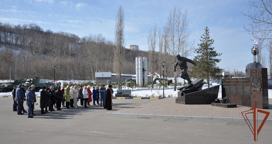 Росгвардейцы встретились с родственниками погибших товарищей в нижегородском Парке Победы