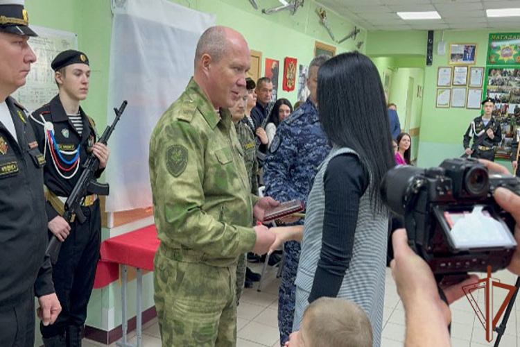 Заместитель командующего Восточным округом Росгвардии передал орден Мужества семье погибшего военнослужащего в Магадане