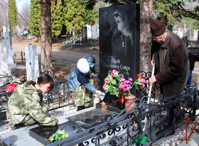 Кадеты «Гвардейской смены» облагородили место захоронения Героя Советского Союза в Ульяновской области