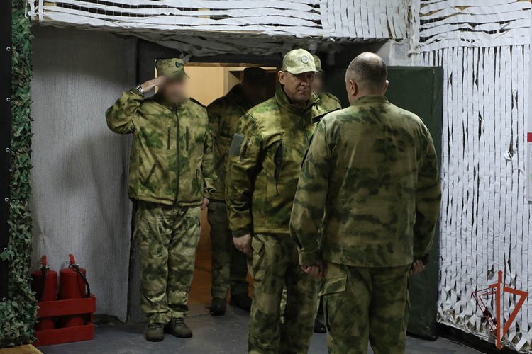 Первый заместитель директора Росгвардии генерал-полковник Юрий Яшин вручил награды росгвардейцам в зоне СВО