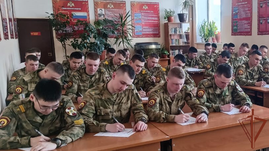 Росгвардейцы приняли участие в Международной патриотической акции «Диктант Победы» в Сибири
