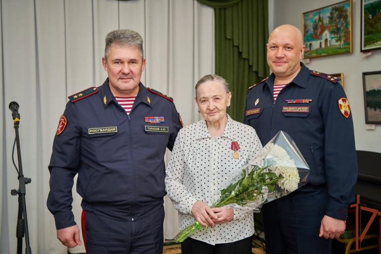 Заслуженному ветерану ведомства торжественно вручили медаль Росгвардии в Ленинградской области