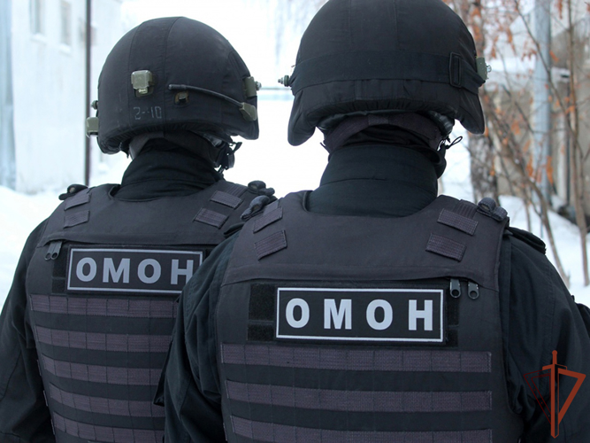 Спецназ Росгвардии провел обыски у подозреваемых в растрате денежных средств в особо крупном размере и получении взятки