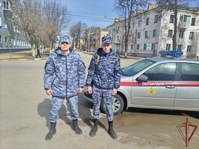 Сотрудники Росгвардии оказали помощь упавшему на улице жителю Тульской области
