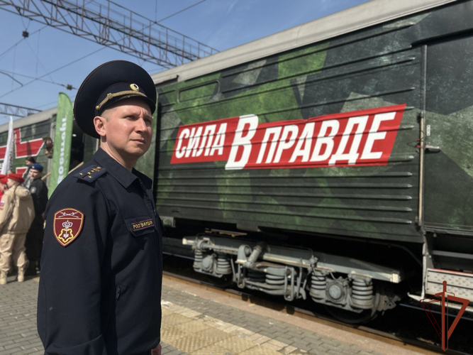 Росгвардейцы посетили передвижную выставку «Сила в правде»