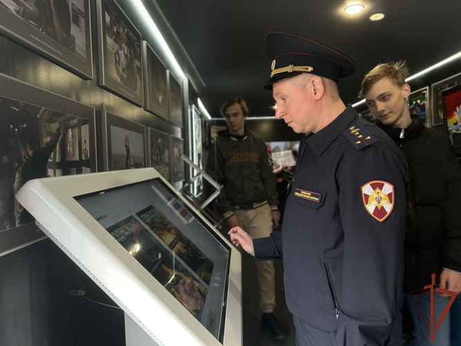 Росгвардейцы посетили передвижную выставку «Сила в правде»