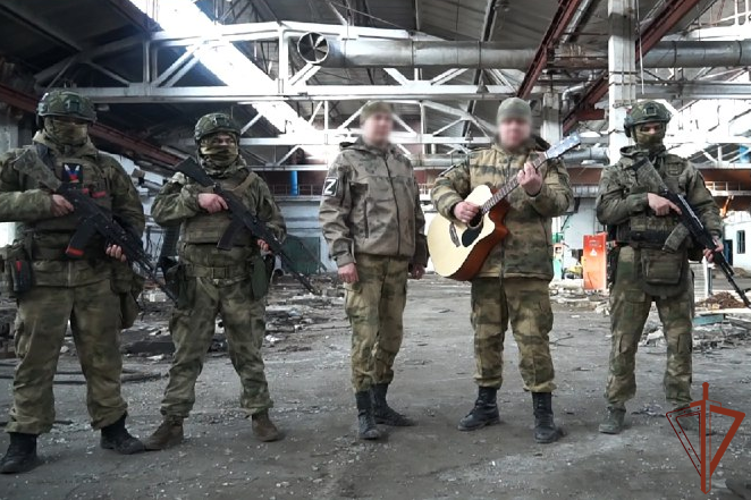 Фронтовая бригада артистов Росгвардии выступила для участников СВО в Херсонской и Запорожской областях (видео)