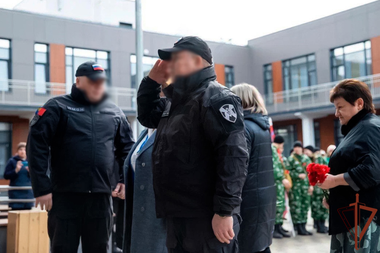 Мемориальную доску в честь погибшего сотрудника ОМОН «Оберег» открыли в Кузбассе