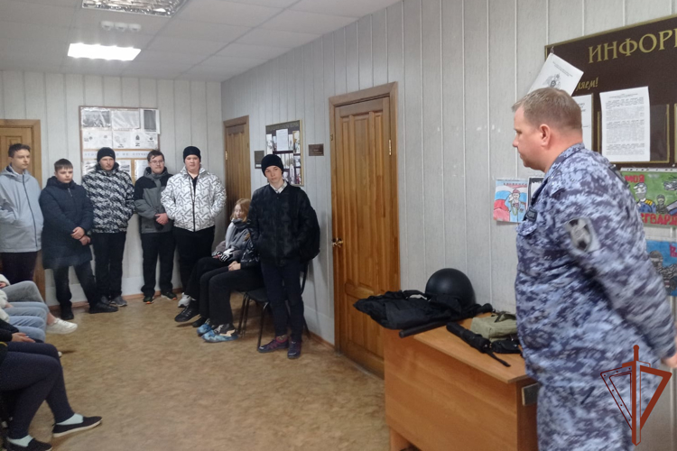 Росгвардейцы провели цикл профориентационных мероприятий в Сибири