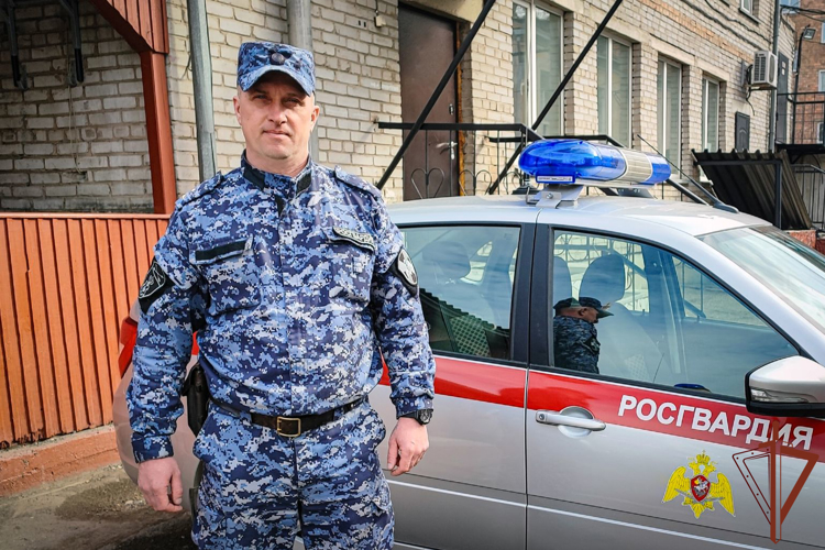 Росгвардеец оказал помощь пострадавшим в ДТП подросткам в Абакане