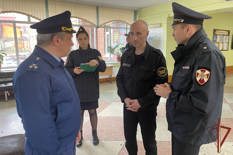 Росгвардия продолжает внеплановые проверки объектов образования в Иркутской области