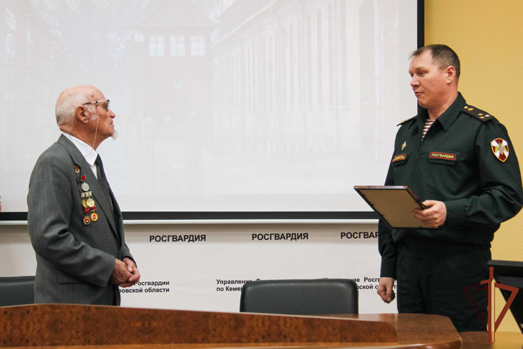 По случаю Международного дня освобождения узников фашистских концлагерей росгвардейцы в Кузбассе встретились с участником тех событий