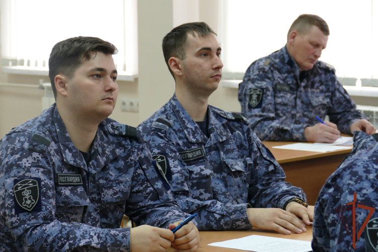 Спецкурс по защитному вождению провели для росгвардейцев в Омске 