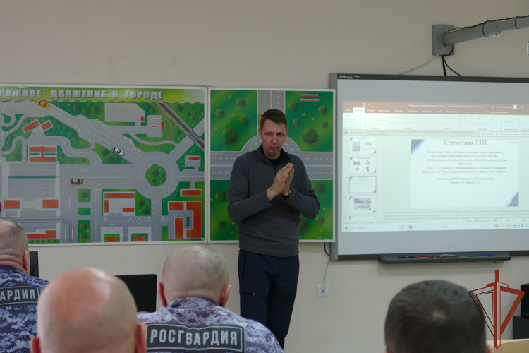 Спецкурс по защитному вождению провели для росгвардейцев в Омске 