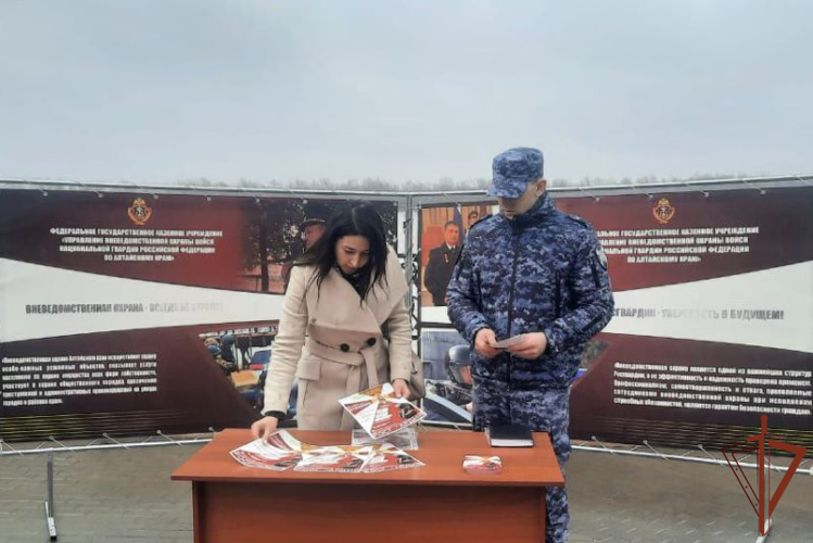 Росгвардейцы приняли участие во Всероссийской ярмарке трудоустройства в Сибири