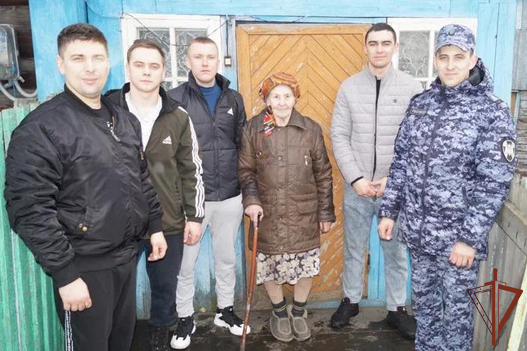 Росгвардейцы помогли труженице тыла с домашними делами в Кемеровской области (видео)