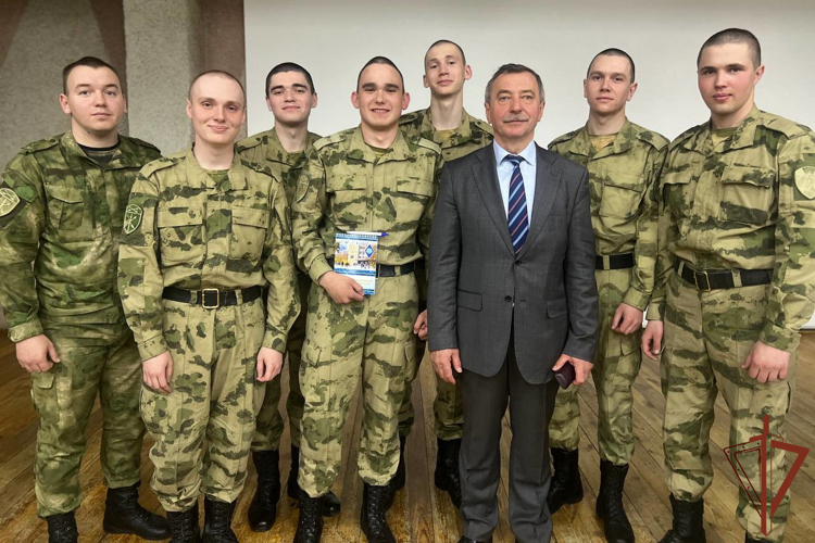 Военнослужащие Росгвардии встретились с летчиком-космонавтом в Ангарске 