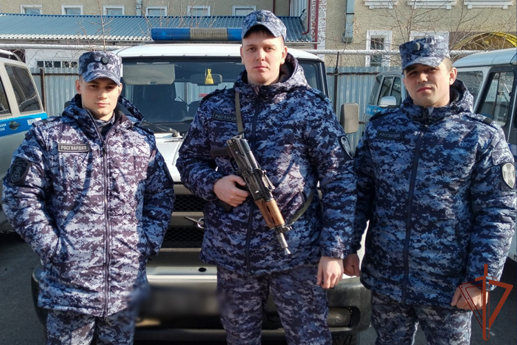  Страдающему потерей памяти пенсионеру помогли вернуться домой  росгвардейцы в Кузбассе