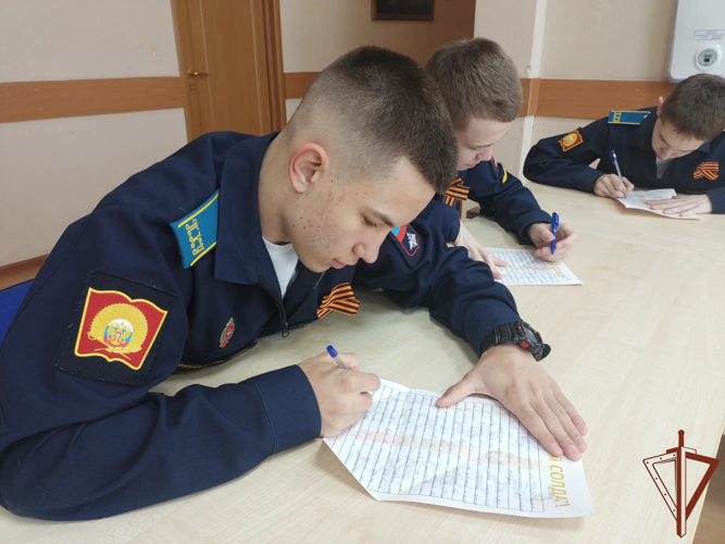 В преддверии Дня Победы подшефные Росгвардии кадеты приняли участие в акции «Письмо солдату» на Урале (видео)