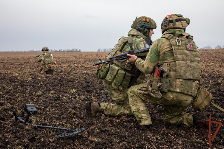 Сапёры Росгвардии обнаружили схрон с боеприпасами у гаражей сельхозтехники в ДНР 