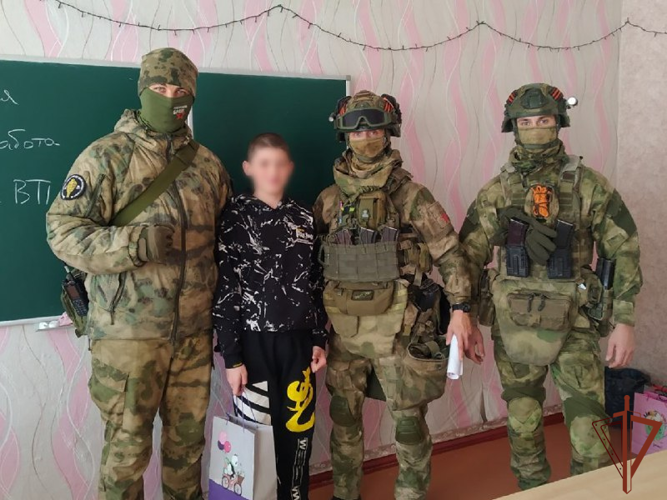 Росгвардейцы в ЛНР встретились с юными авторами писем и рисунков