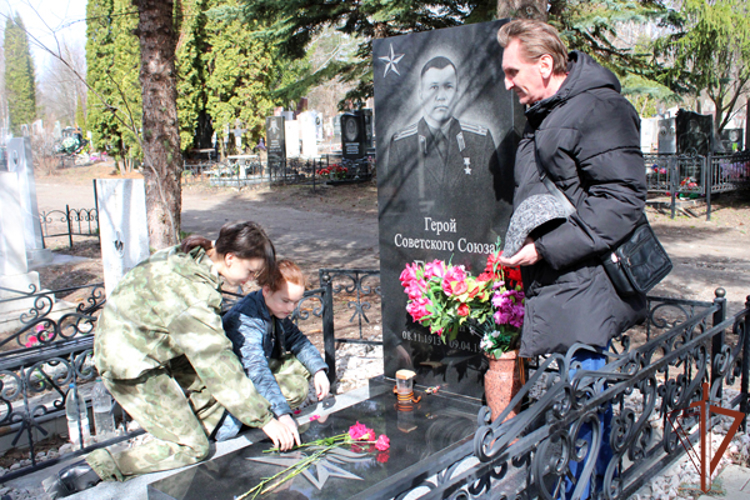 Кадеты «Гвардейской смены» облагородили место захоронения Героя Советского Союза в Ульяновской области