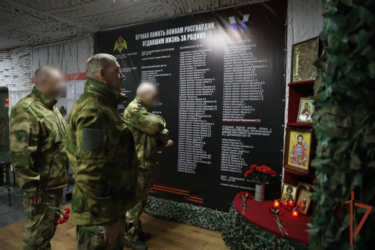 Первый заместитель директора Росгвардии генерал-полковник Юрий Яшин вручил награды росгвардейцам в зоне СВО
