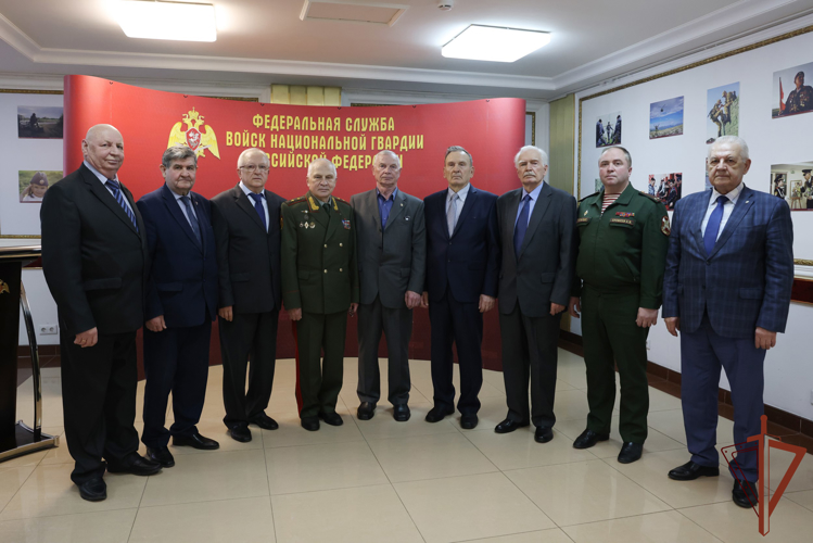 В преддверии Дня Победы в Росгвардии поощрили активистов ветеранского движения
