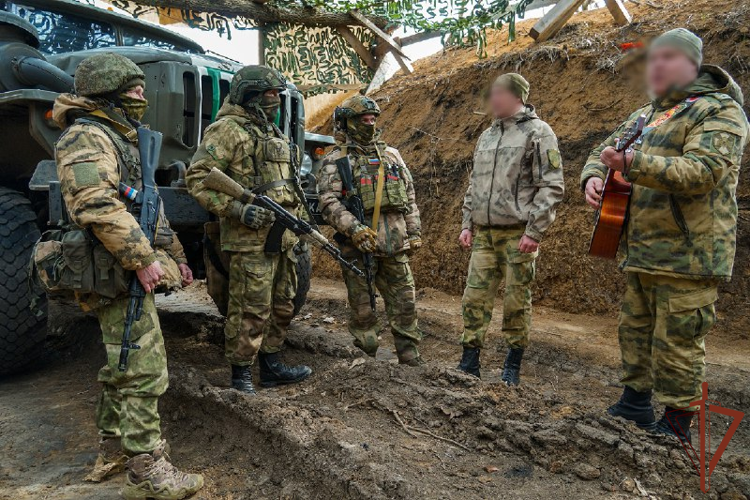 Фронтовая бригада артистов Росгвардии выступила для участников СВО в Херсонской и Запорожской областях (видео)