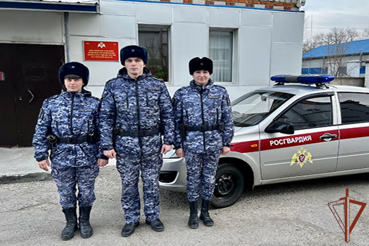Сотрудники вневедомственной охраны Росгвардии спасли людей из горящего дома в Амурской области