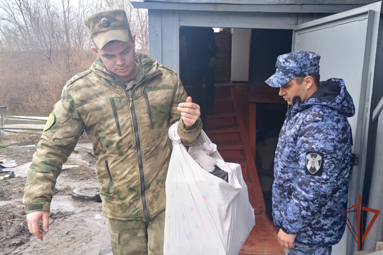 Росгвардейцы помогли семье погибшего на СВО спецназовца спасти имущество от паводка в Зауралье