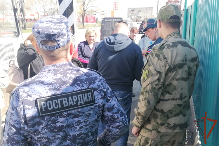 Росгвардия оказывает содействие в охране правопорядка в период паводка в Зауралье