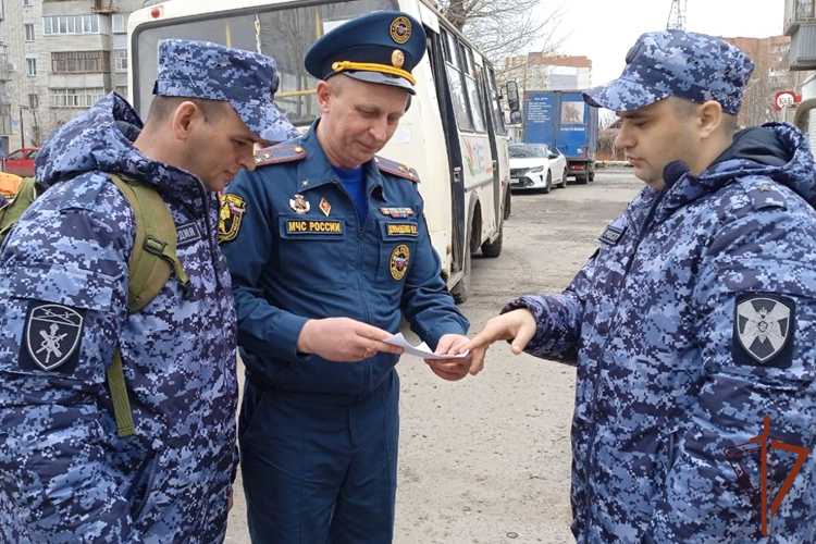 Росгвардейцы оказывают помощь в патрулировании затопляемых во время паводка территорий в Зауралье