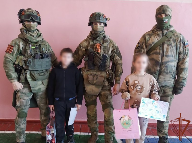 Росгвардейцы в ЛНР встретились с юными авторами писем и рисунков