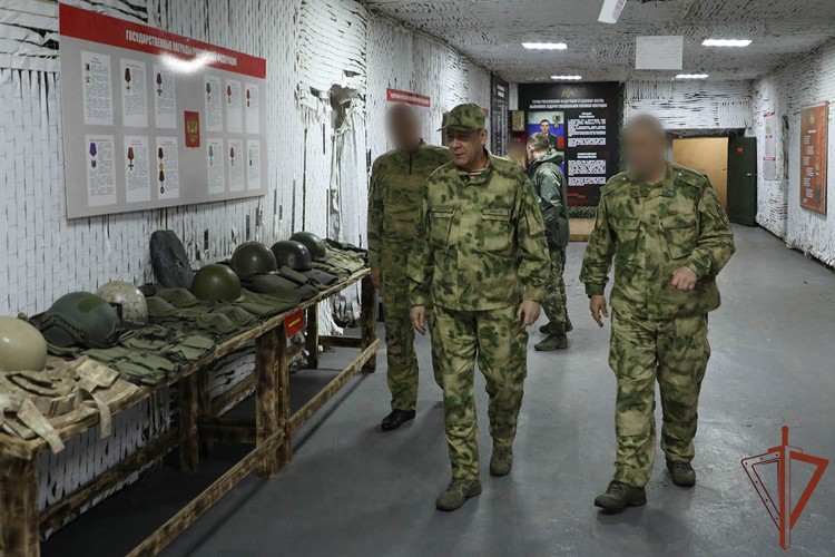 Первый заместитель директора Росгвардии генерал-полковник Юрий Яшин вручил награды росгвардейцам в зоне СВО