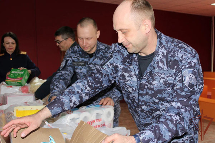 В Ульяновске сотрудники Росгвардии оказали гуманитарную помощь эвакуированным жителям Белгородской области