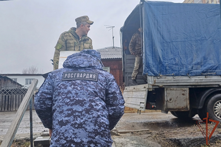 Росгвардейцы помогли семье погибшего на СВО спецназовца спасти имущество от паводка в Зауралье