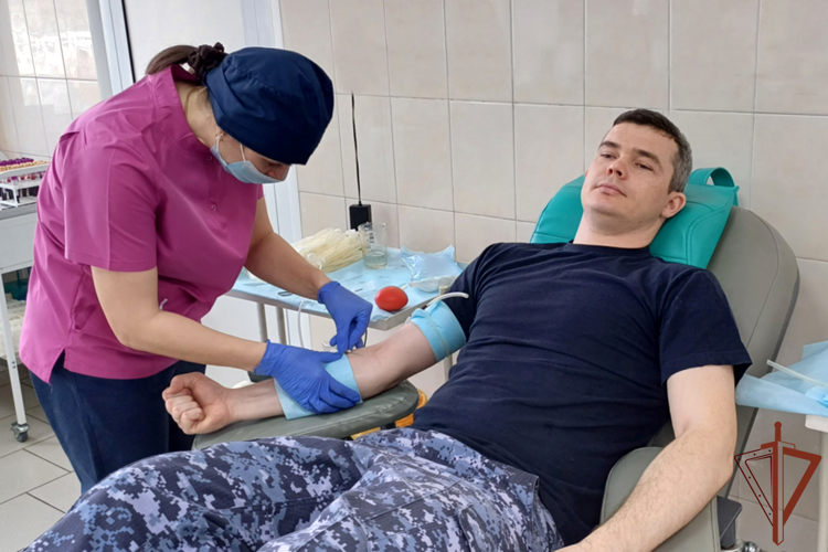 Росгвардейцы пополнили банк крови в Национальный день донора на Урале